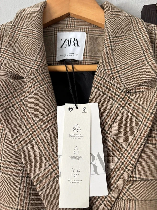 Chaqueta cropped con hombreras de Zara – photo 2